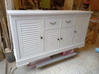 ch&ecirc;ne massif laqu&eacute; blanc aspect persienne. 