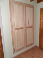 Petit dressing sous escalier